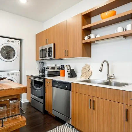 Fun & Trendy Condo Close To Downtown And The Beach